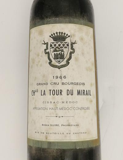 Вино 1966 "Chateau LA TOUR DU MIRAIL" с хрустальным бокалом.. В набор входит бутылка вина "Chateau LA TOUR DU MIRAIL" урожая 1966 года и бокал для вина.
