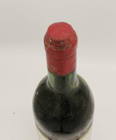 Вино 1966 "Chateau LA TOUR DU MIRAIL" с хрустальным бокалом.. В набор входит бутылка вина "Chateau LA TOUR DU MIRAIL" урожая 1966 года и бокал для вина.