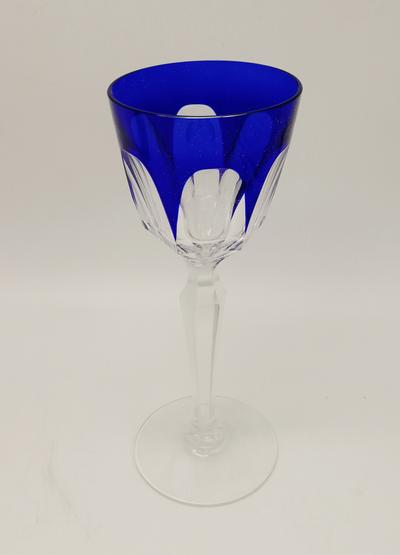 Вино 1966 "Chateau LA TOUR DU MIRAIL" с хрустальным бокалом.. В набор входит бутылка вина "Chateau LA TOUR DU MIRAIL" урожая 1966 года и бокал для вина.