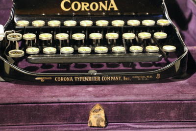 Складная печатная машинка &quot;Corona 3&quot;. Клавиатура английская. Порядковый номер экземпляра 354992.