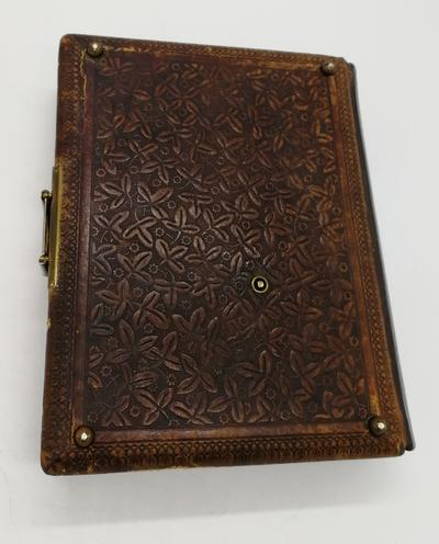 Викторианский альбом для фотографий с музыкальным механизмом. Англия. Конец XIX - начало XX вв..