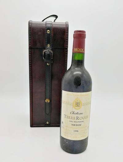 Вино 1996 "Chateau Terre Rouge". Упаковка не повреждена. Этикетка в хорошей сохранности. В комплект входит подарочная упаковка в виде футляра для бутылки