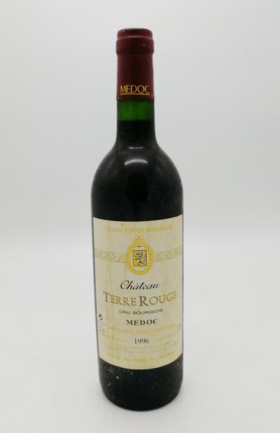 Вино 1996 "Chateau Terre Rouge". Упаковка не повреждена. Этикетка в хорошей сохранности. В комплект входит подарочная упаковка в виде футляра для бутылки