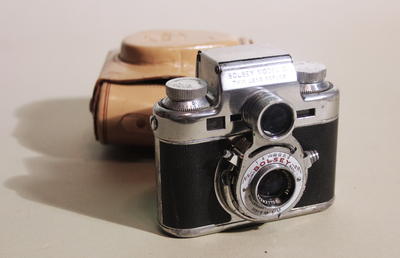 Фотоаппарат "BOLSEY MODEL C". Двухобъективная пленочная фотокамера, производилась компанией Bolsey (США) с 1950 года по 1956 год.