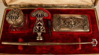 Письменный прибор в футляре. Серебро по реактиву.