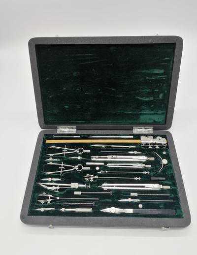 Готовальня У30-Л. Универсальный набор чертежных инструментов в полной комплектации и отличной сохранности.