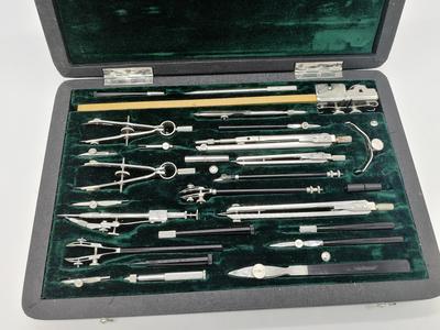 Готовальня У30-Л. Универсальный набор чертежных инструментов в полной комплектации и отличной сохранности.