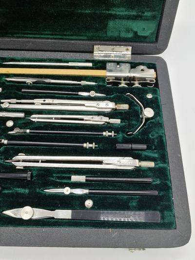 Готовальня У30-Л. Универсальный набор чертежных инструментов в полной комплектации и отличной сохранности.