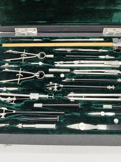 Готовальня У30-Л. Универсальный набор чертежных инструментов в полной комплектации и отличной сохранности.