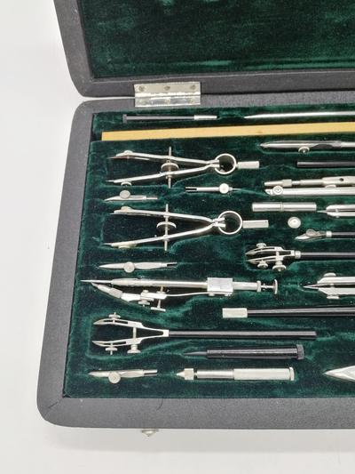 Готовальня У30-Л. Универсальный набор чертежных инструментов в полной комплектации и отличной сохранности.